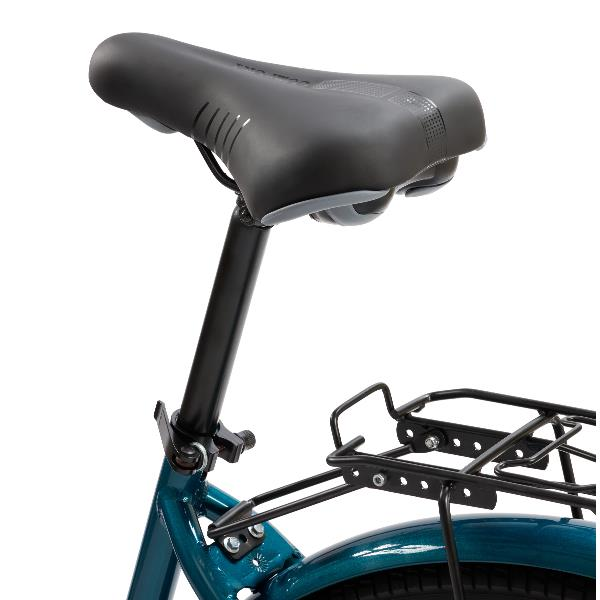 Un sillín de bicicleta negro montado en un cuadro verde azulado con un portaequipajes negro sobre fondo blanco.