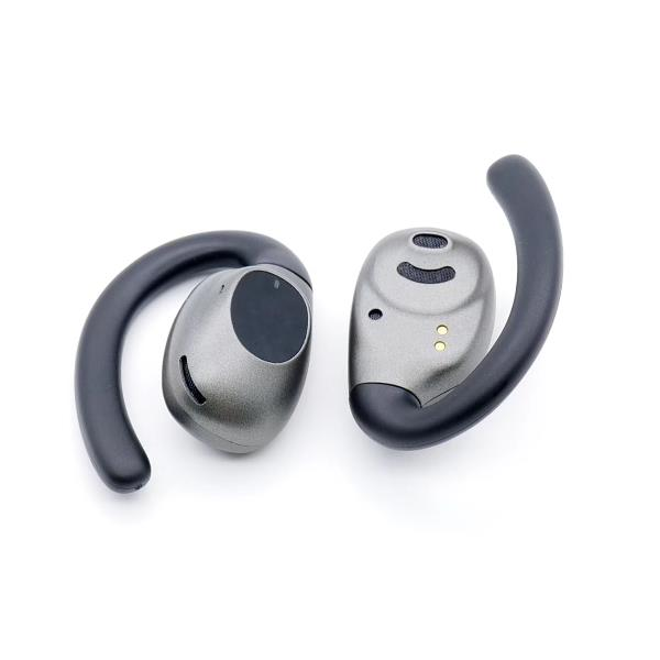 Auricolari sportivi wireless grigi e neri con ganci per le orecchie su sfondo bianco.