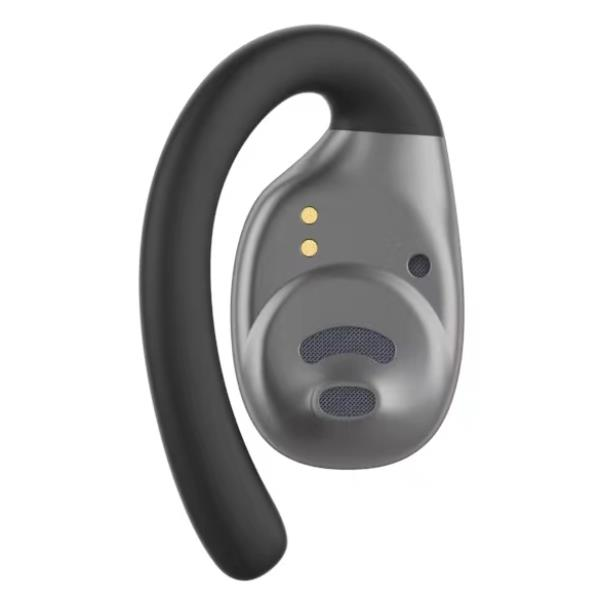 Un auricolare wireless grigio e nero open-ear con contatti di ricarica su sfondo bianco.