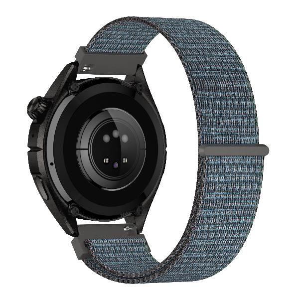 Retro di uno smartwatch nero con sensori e cinturino in tessuto blu-grigio su sfondo bianco.