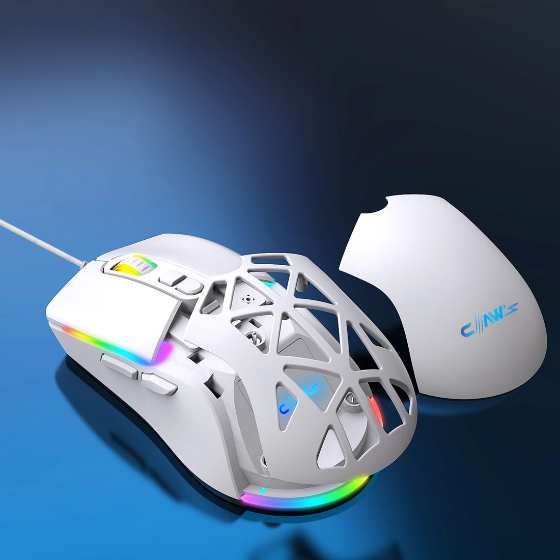 Mavi arka planda RGB aydınlatmalı ve çıkarılabilir kasalı beyaz bir oyuncu faresi.