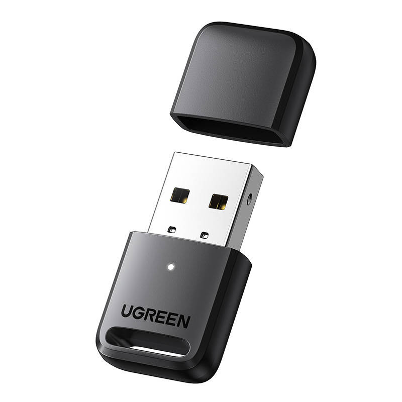 Un adattatore USB Ugreen nero con il tappo protettivo rimosso su sfondo bianco.