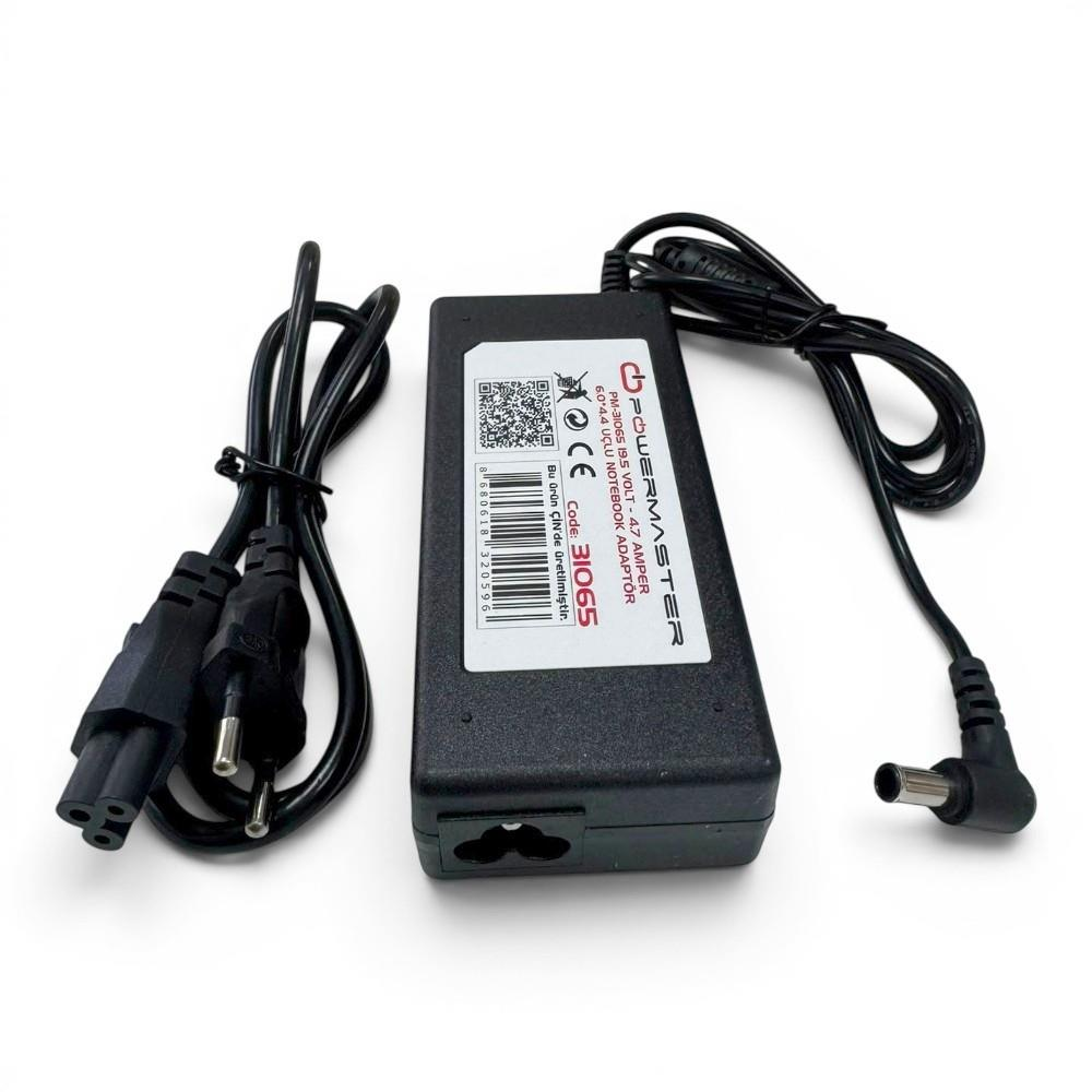 Kabloları ve beyaz etiketi olan siyah Powermaster laptop adaptörü.