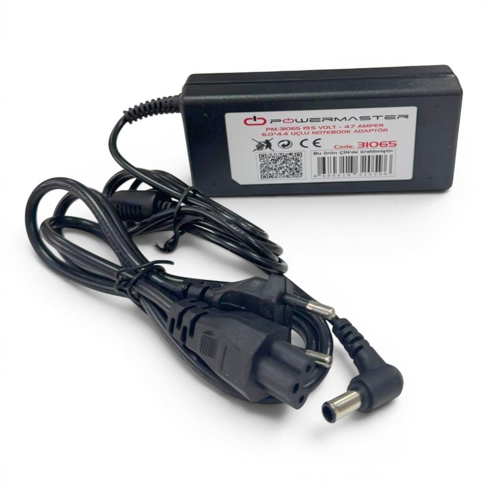 Beyaz arka planda bağlı güç kablosuyla birlikte siyah Powermaster laptop adaptörü.