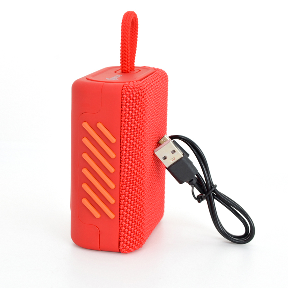 Taşıma askılı ve bağlı siyah USB kablolu kırmızı kablosuz hoparlör.