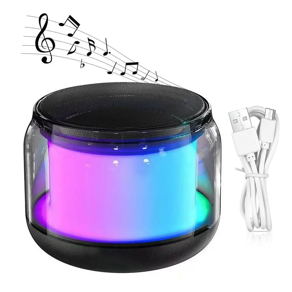 Renkli LED ışıklara, üstte nota simgelerine ve sağda beyaz bir USB kablosuna sahip silindirik bir Bluetooth hoparlör.