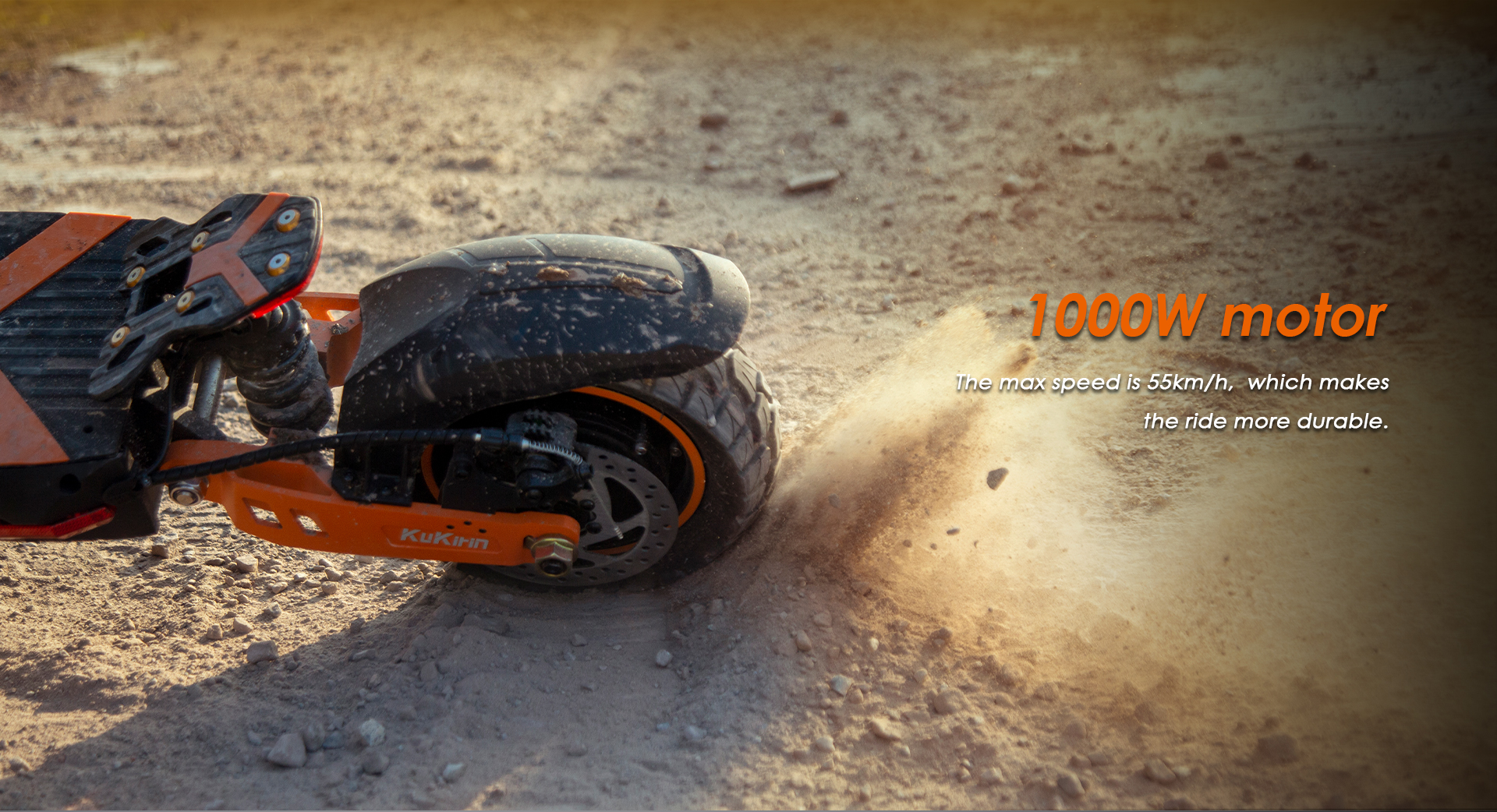 Un monopattino elettrico solleva polvere su uno sterrato, con testo su un motore da 1000W.