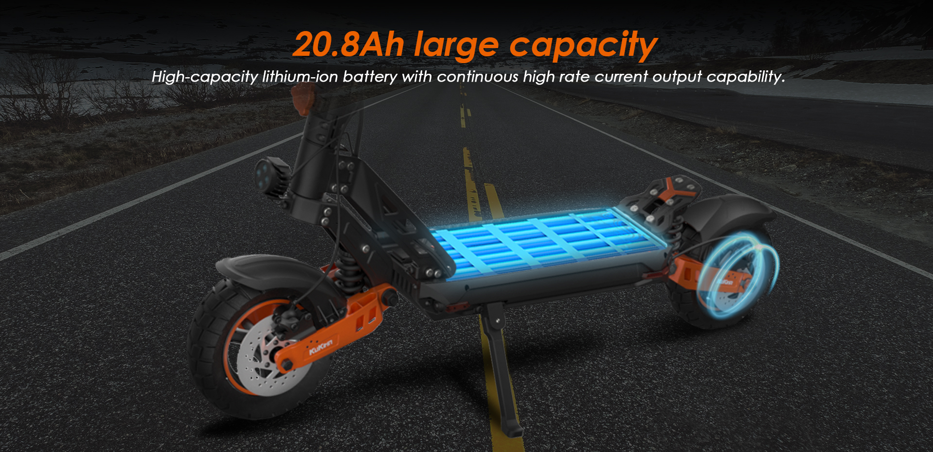 Un monopattino elettrico su una strada, con batteria blu illuminata e dettagli arancioni.