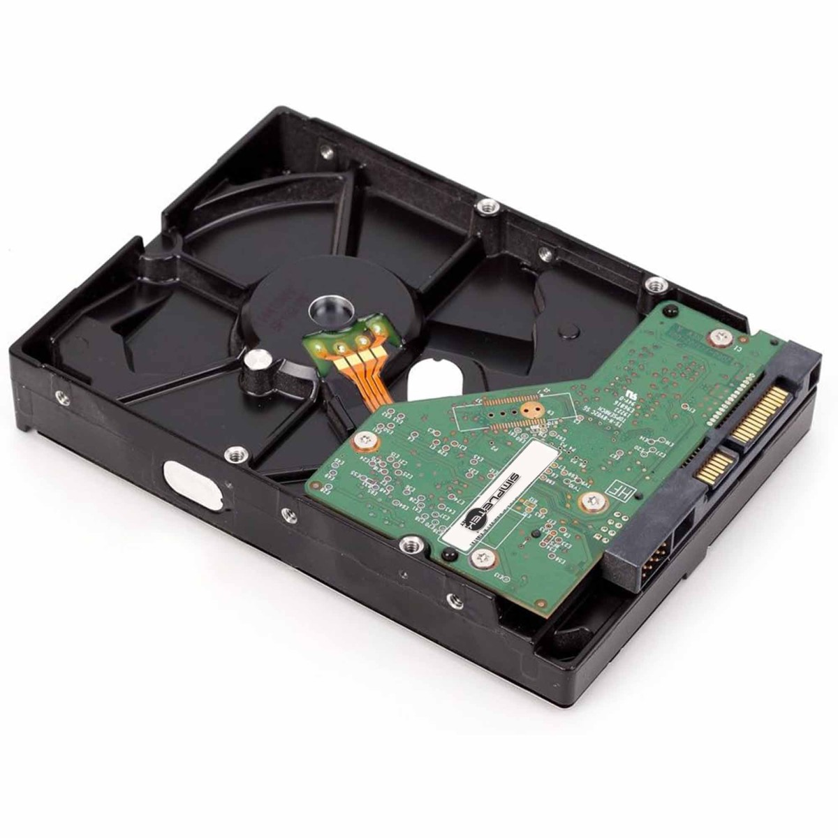Un disco rigido nero per computer con una scheda di circuito verde esposta su sfondo bianco.