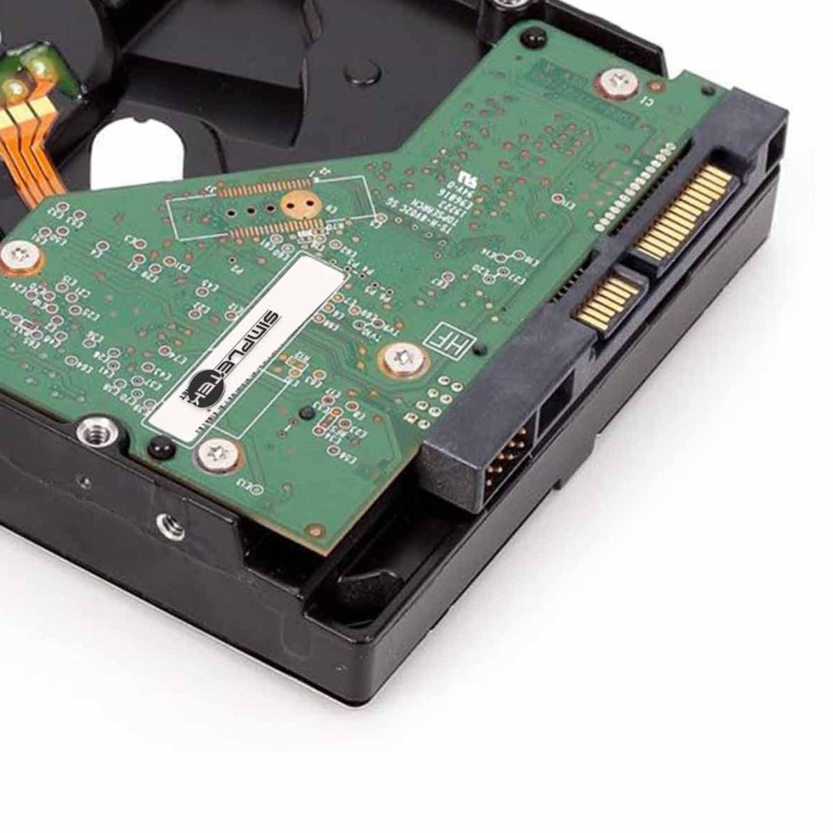Vista inferiore di un disco rigido con circuito stampato verde e connettori dorati.