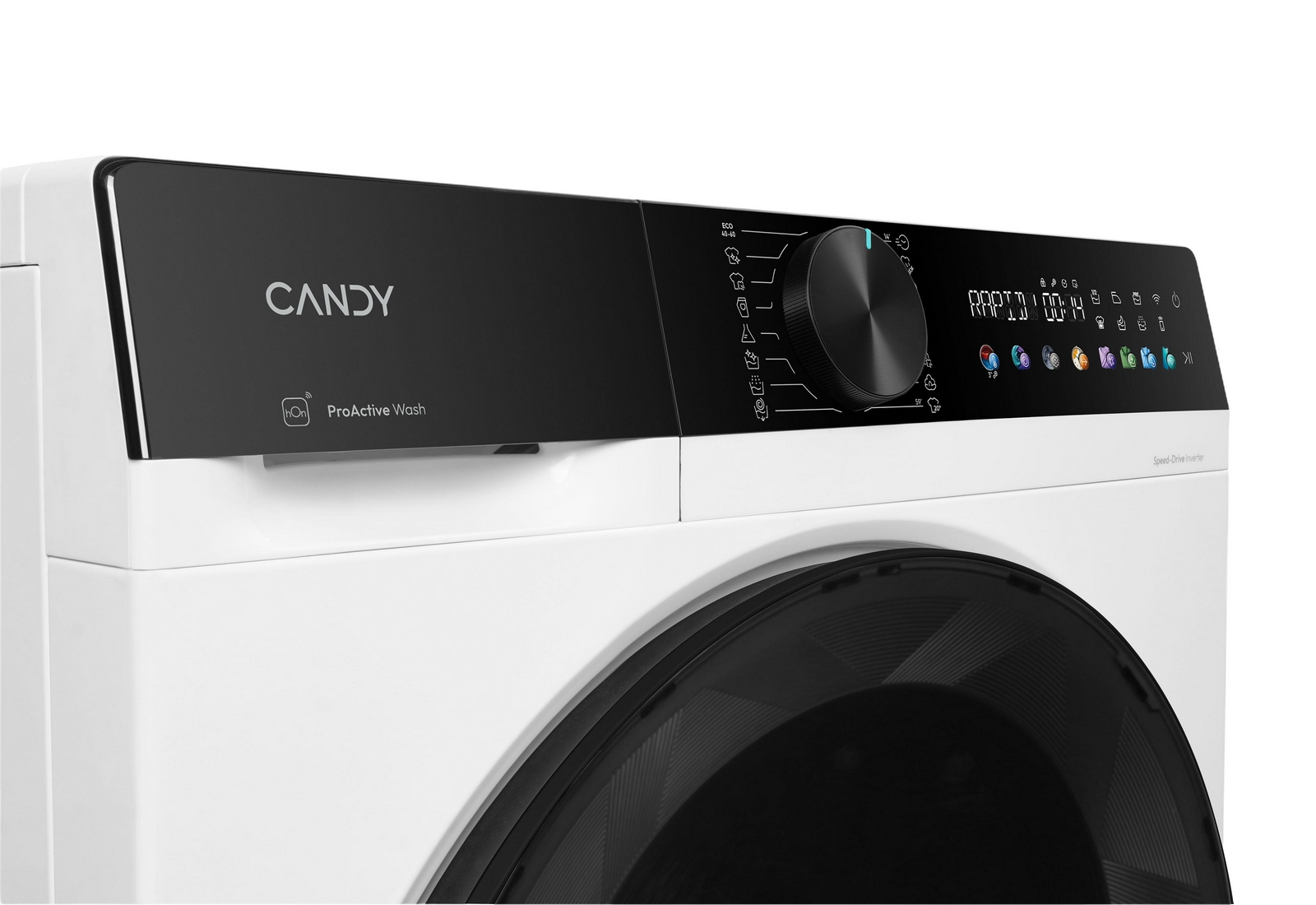 Primo piano di una lavatrice bianca Candy con pannello di controllo nero, manopola e display digitale.