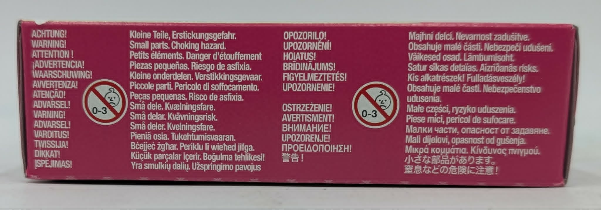 Eine rosa Schachtel mit mehrsprachigen Erstickungsgefahr-Warnungen und zwei 0-3 Alterssymbolen.