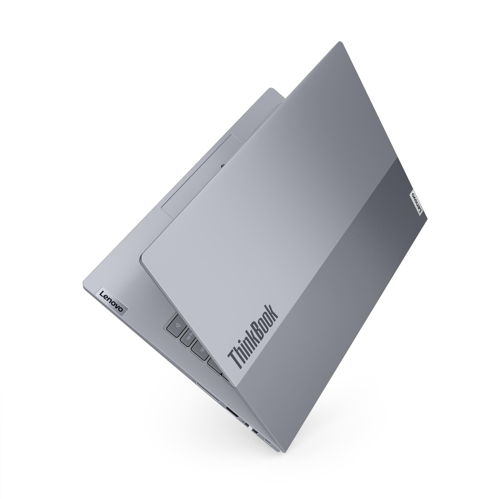 Beyaz arka planda açılı duran kapalı gri bir Lenovo ThinkBook dizüstü bilgisayar.