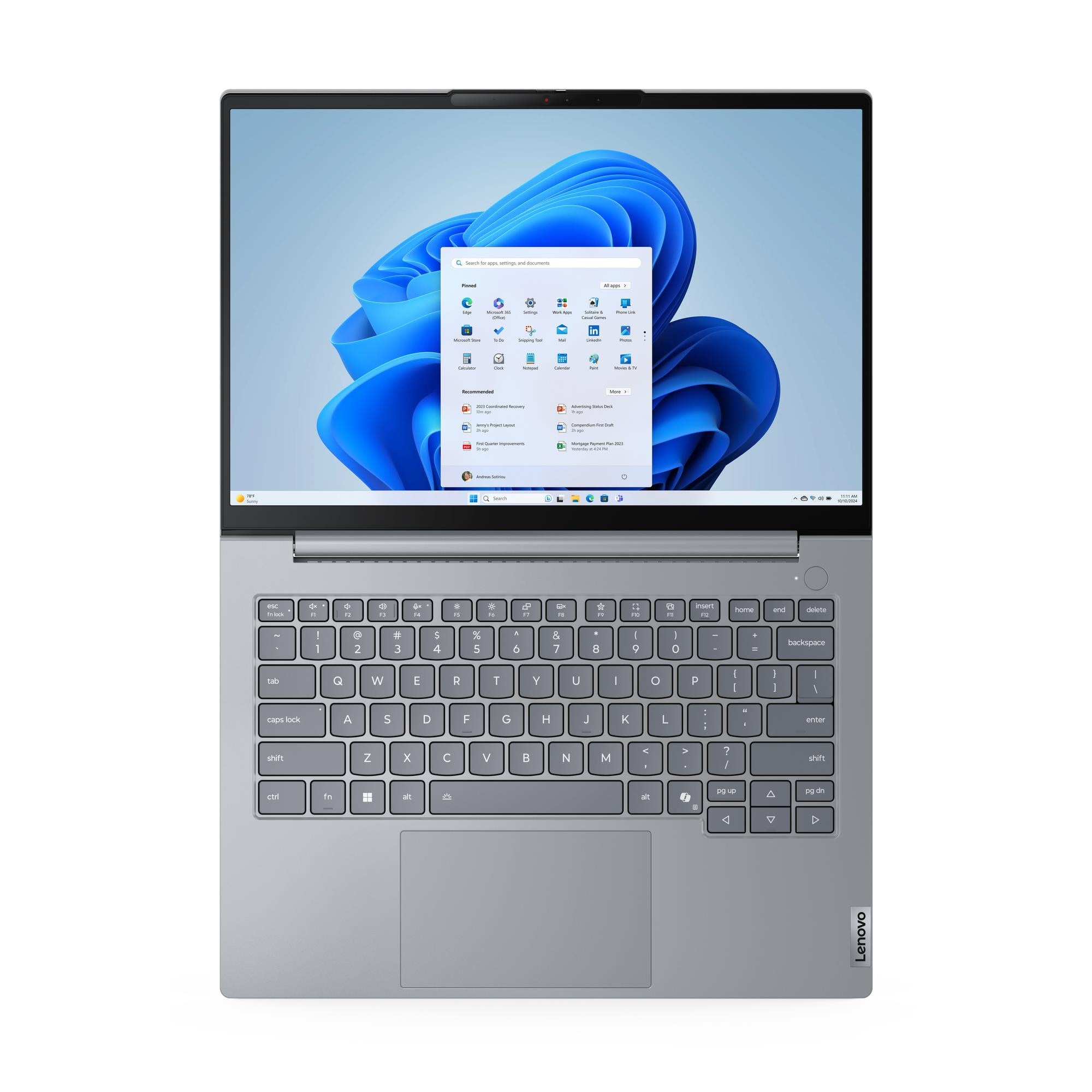 Gümüş renkli bir Lenovo dizüstü bilgisayar, açık başlat menüsüyle mavi bir Windows 11 masaüstü gösteriyor, önden görünüm.