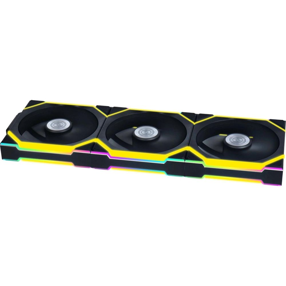 Beyaz arka planda renkli RGB aydınlatmalı üç siyah bilgisayar fanı.
