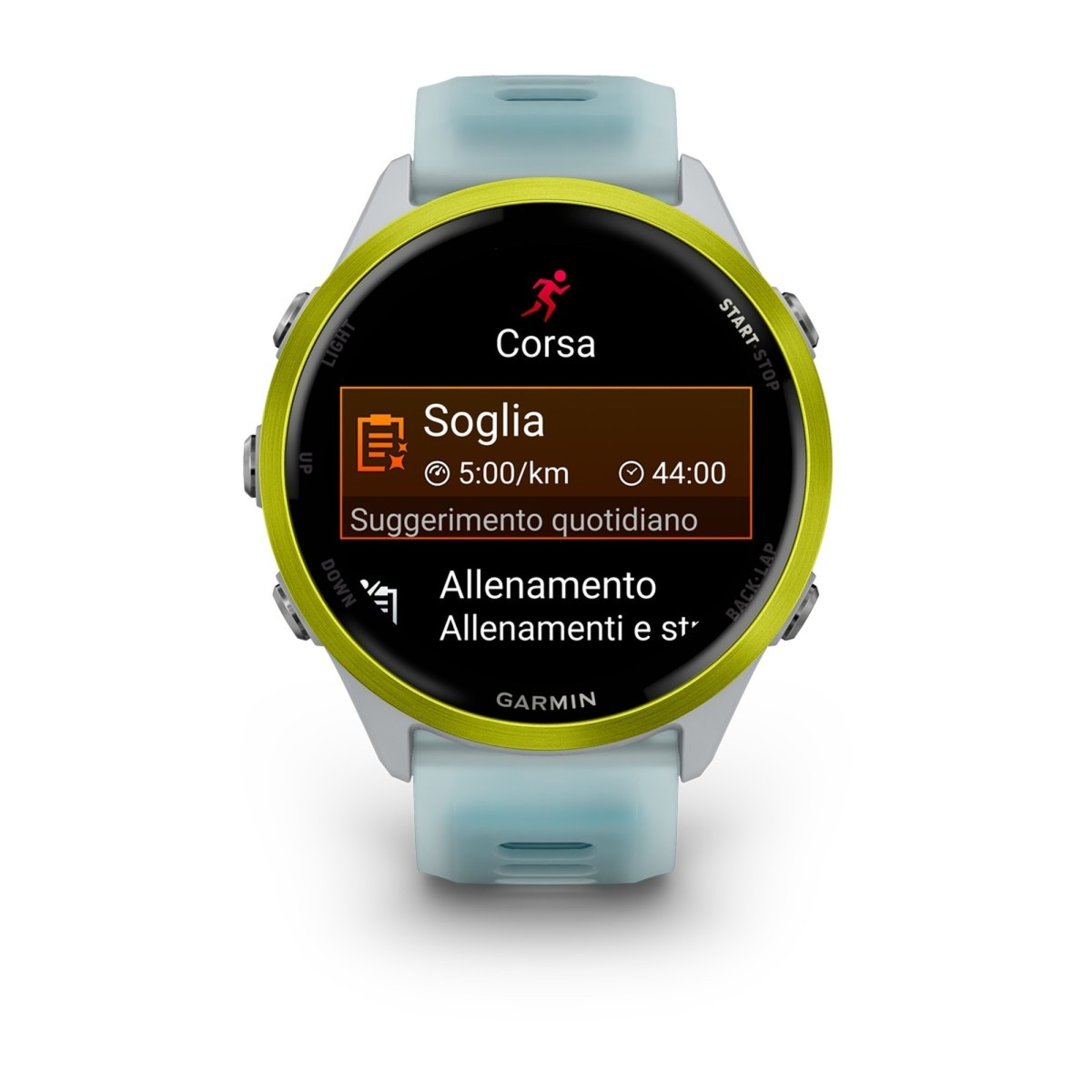 Un orologio sportivo Garmin con ghiera gialla e display che mostra consigli di allenamento.
