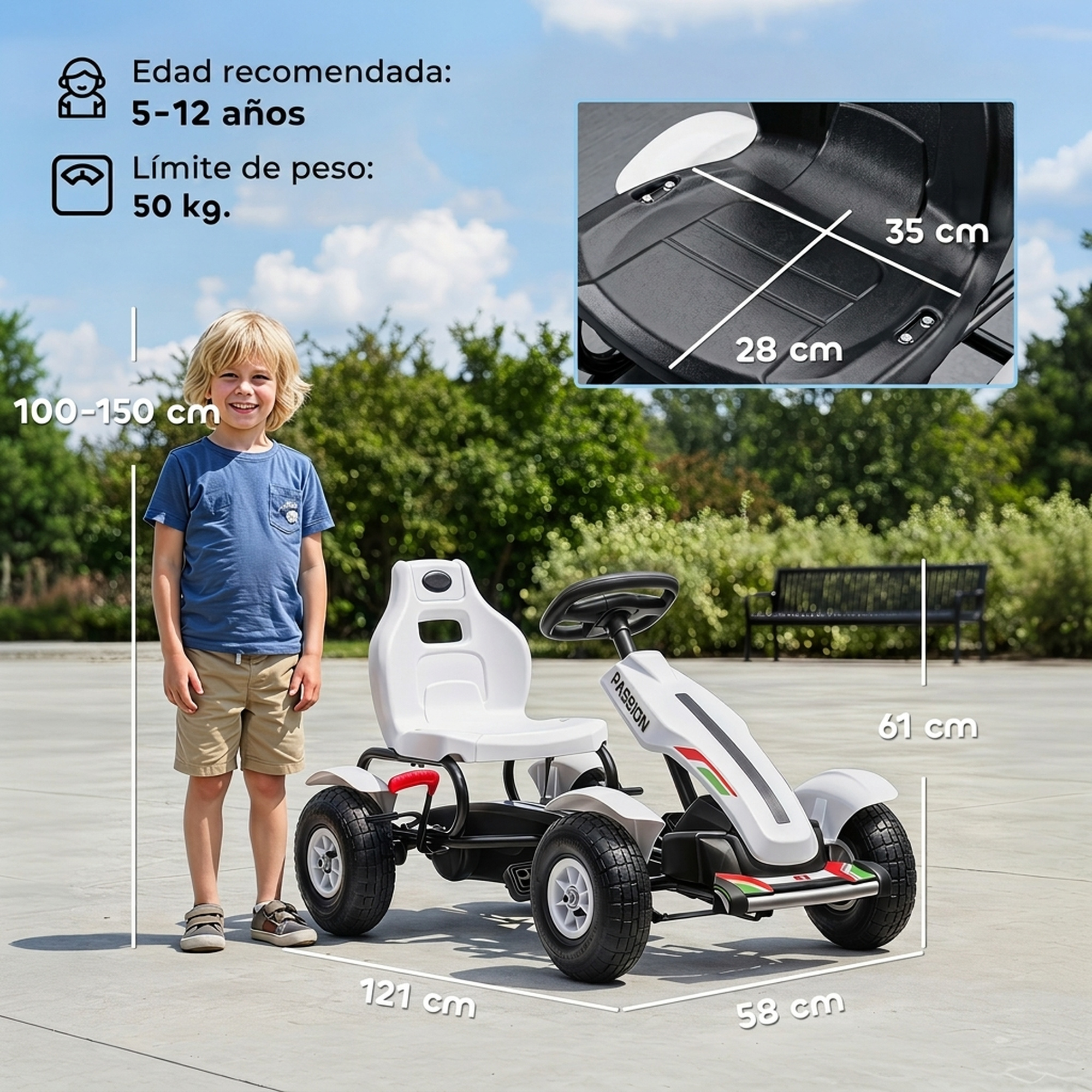 Un niño junto a un kart blanco con dimensiones de tamaño mostradas al aire libre.