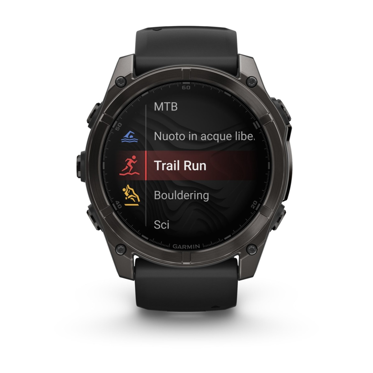 Un orologio sportivo Garmin nero mostra vari modi di attività sullo schermo, evidenziando Trail Run.
