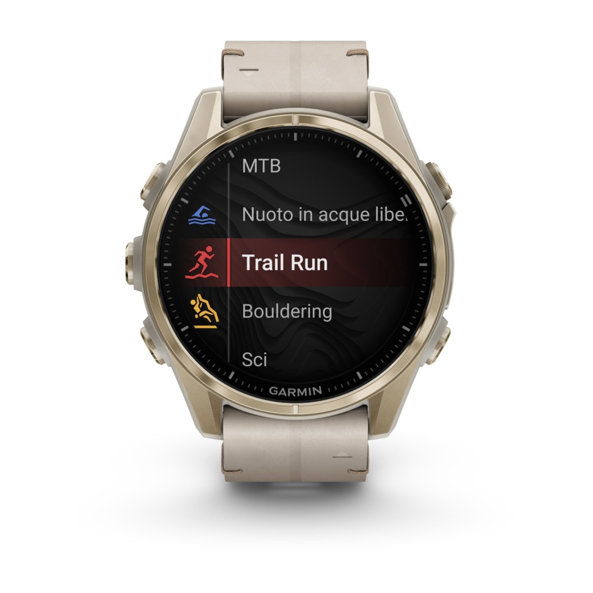 Uno smartwatch Garmin con cinturino beige mostra l'opzione Trail Run sullo schermo.