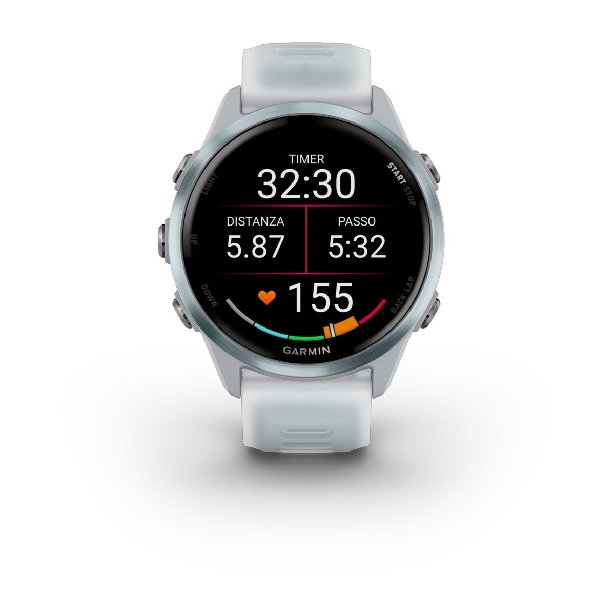 Un orologio sportivo Garmin argento con cinturino bianco mostra un display di allenamento con timer e frequenza.