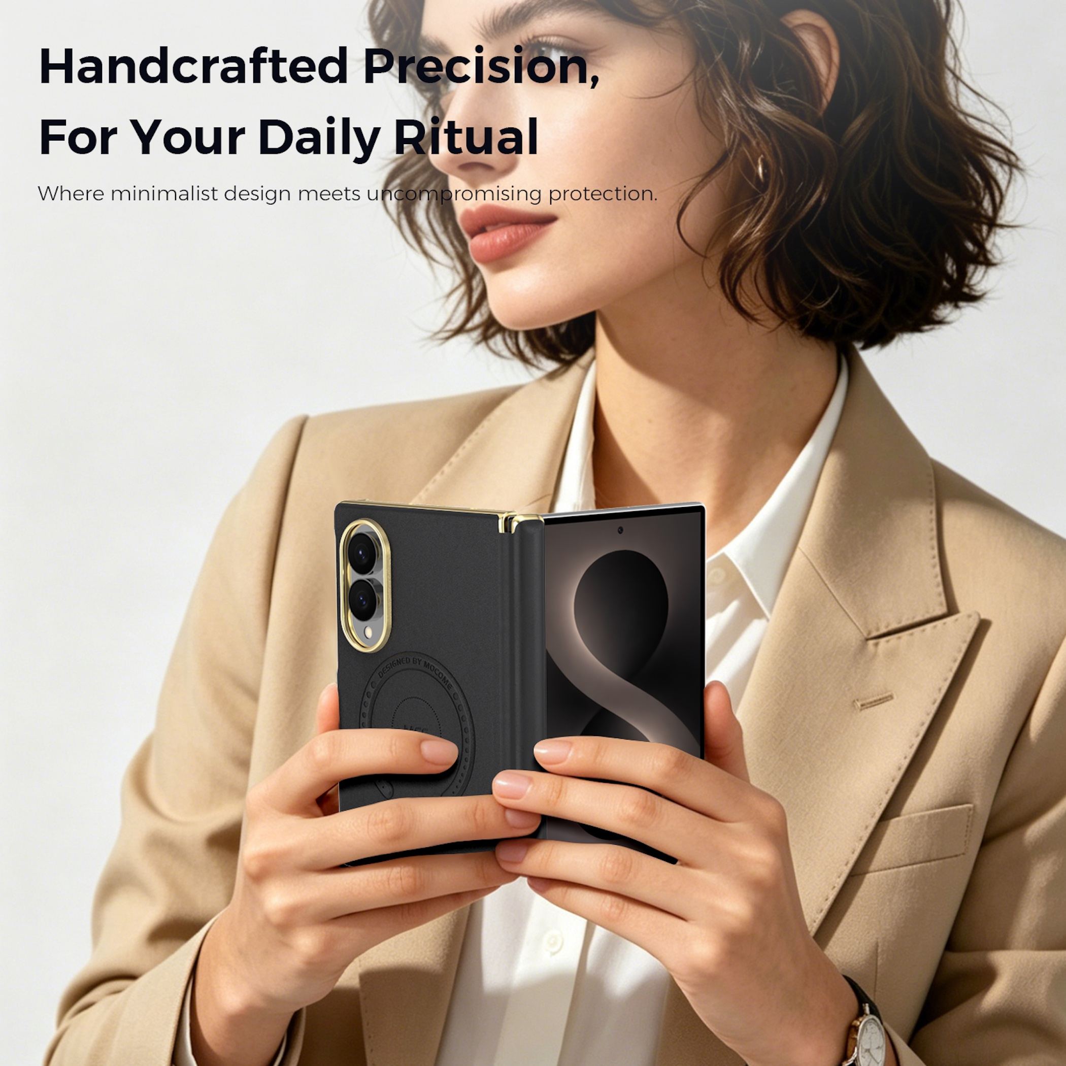 Eine Frau in einem beigen Blazer hält ein schwarzes, faltbares Smartphone mit goldenem Kameraring. Werbetext.