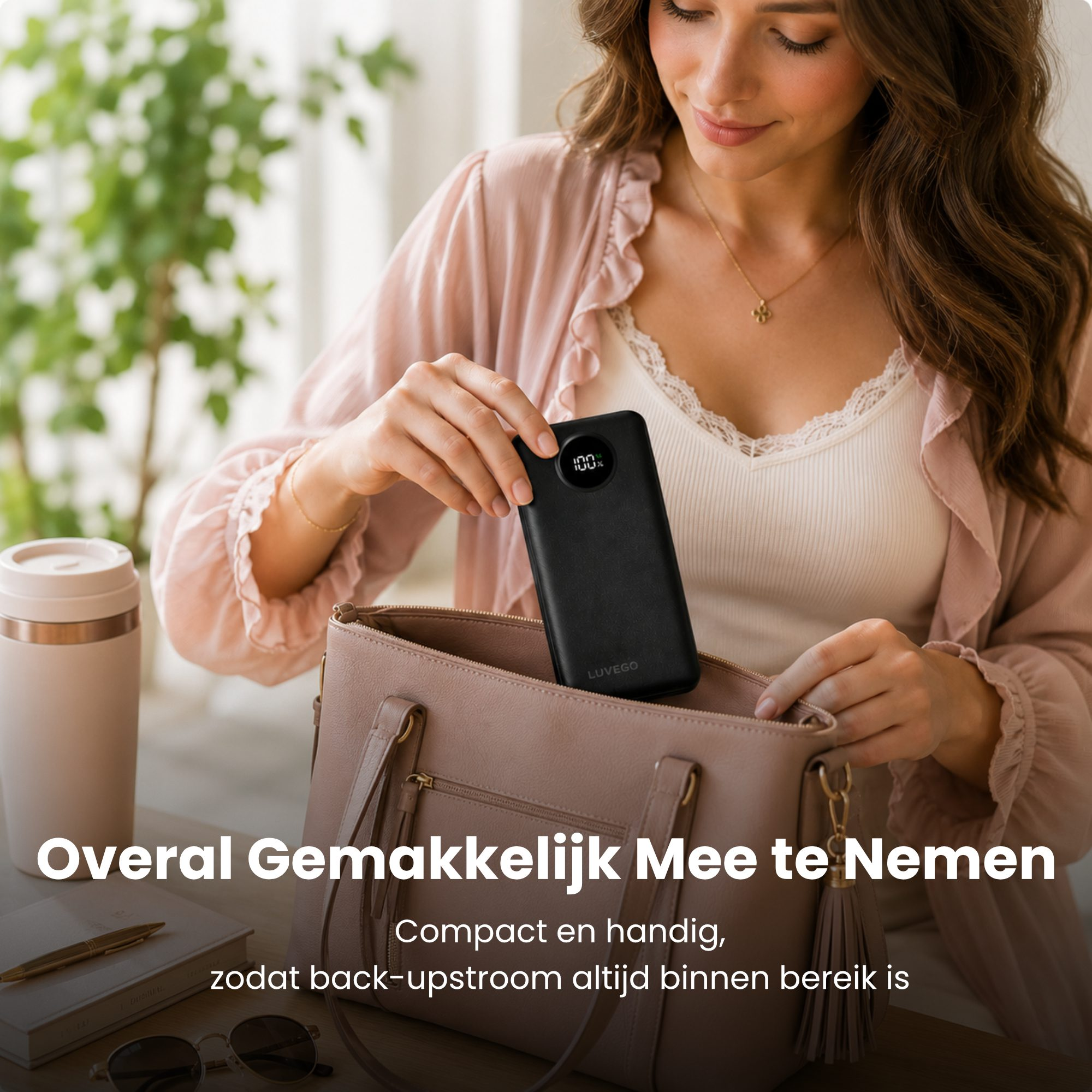 Eine Frau legt eine schwarze Powerbank in ihre Handtasche.