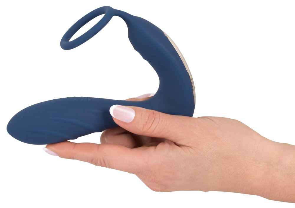 Eine Hand hält ein geschwungenes, dunkelblaues Wellness-Spielzeug mit Ring vor weißem Hintergrund.