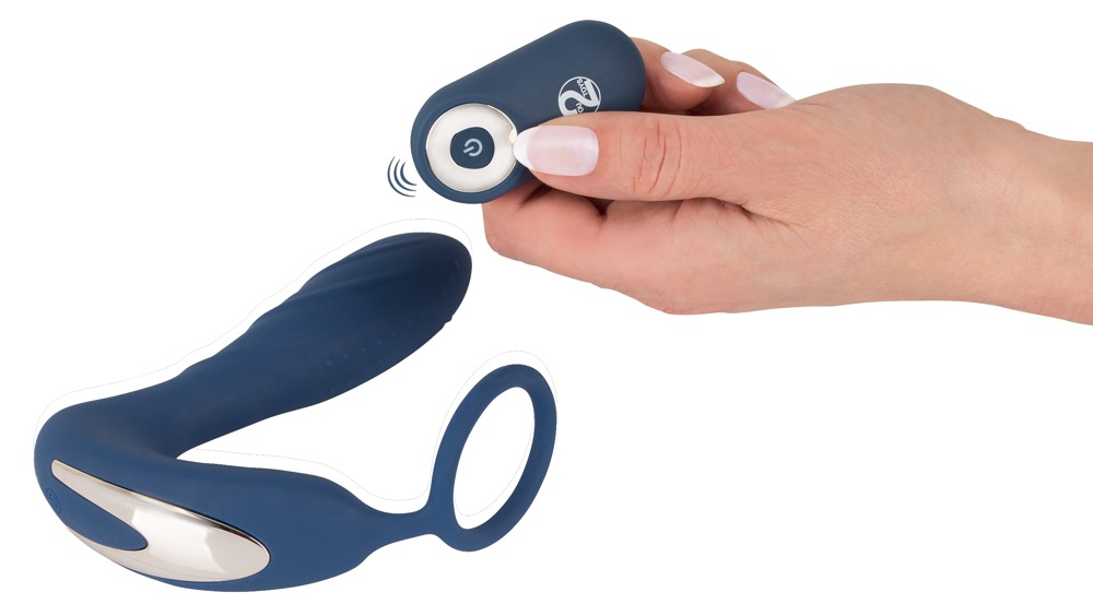 Eine Hand hält eine blaue Fernbedienung mit Ein-Aus-Taste, im Vordergrund ein blaues Sexspielzeug mit silbernen Akzenten.