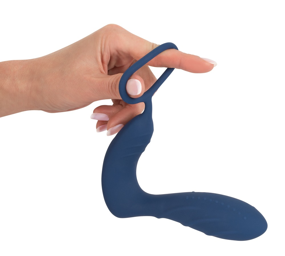 Eine Hand hält ein dunkelblaues, geschwungenes Wellness-Accessoire auf weißem Hintergrund.