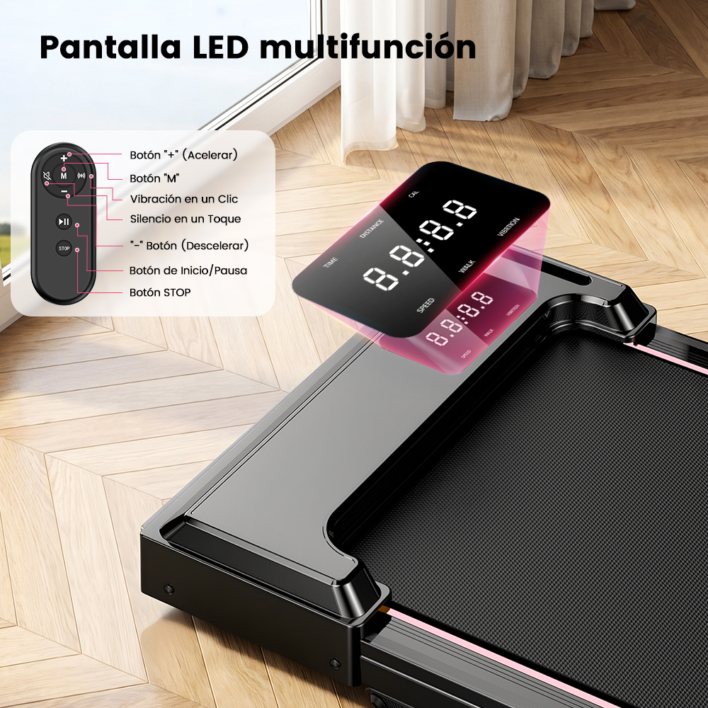 Una caminadora negra sobre piso de madera con pantalla LED y etiquetas de control remoto en español.