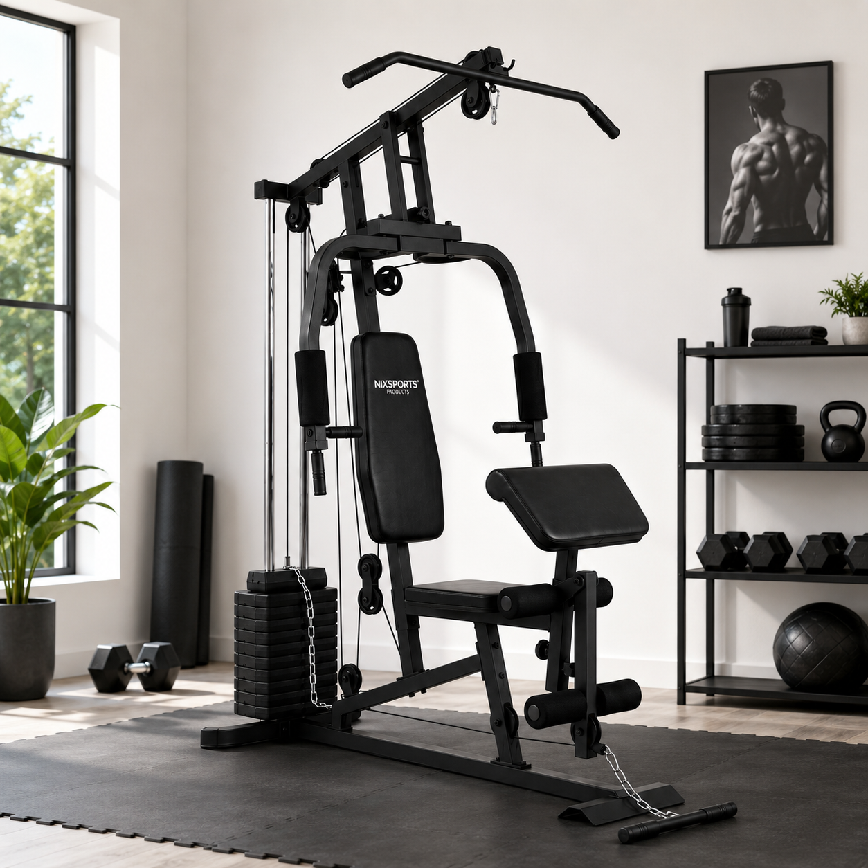 Estación de musculación multifunción negra con pesas y poleas en un gimnasio luminoso.