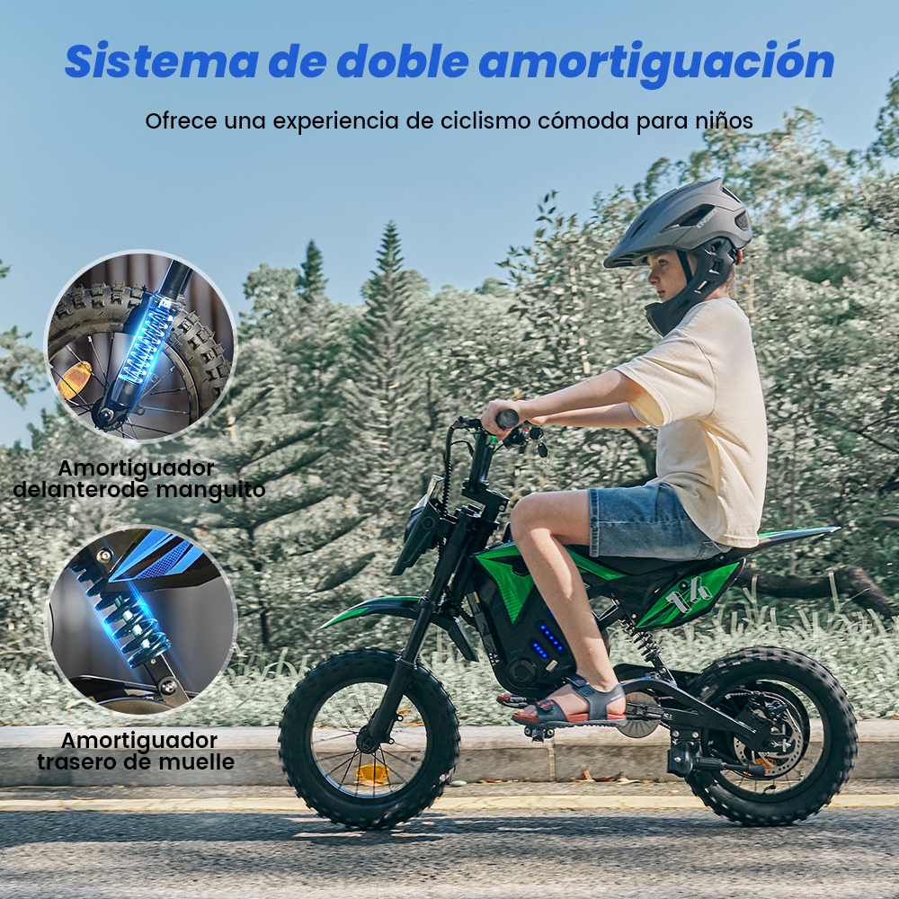 Un niño con casco conduce una minimoto eléctrica verde en una carretera.