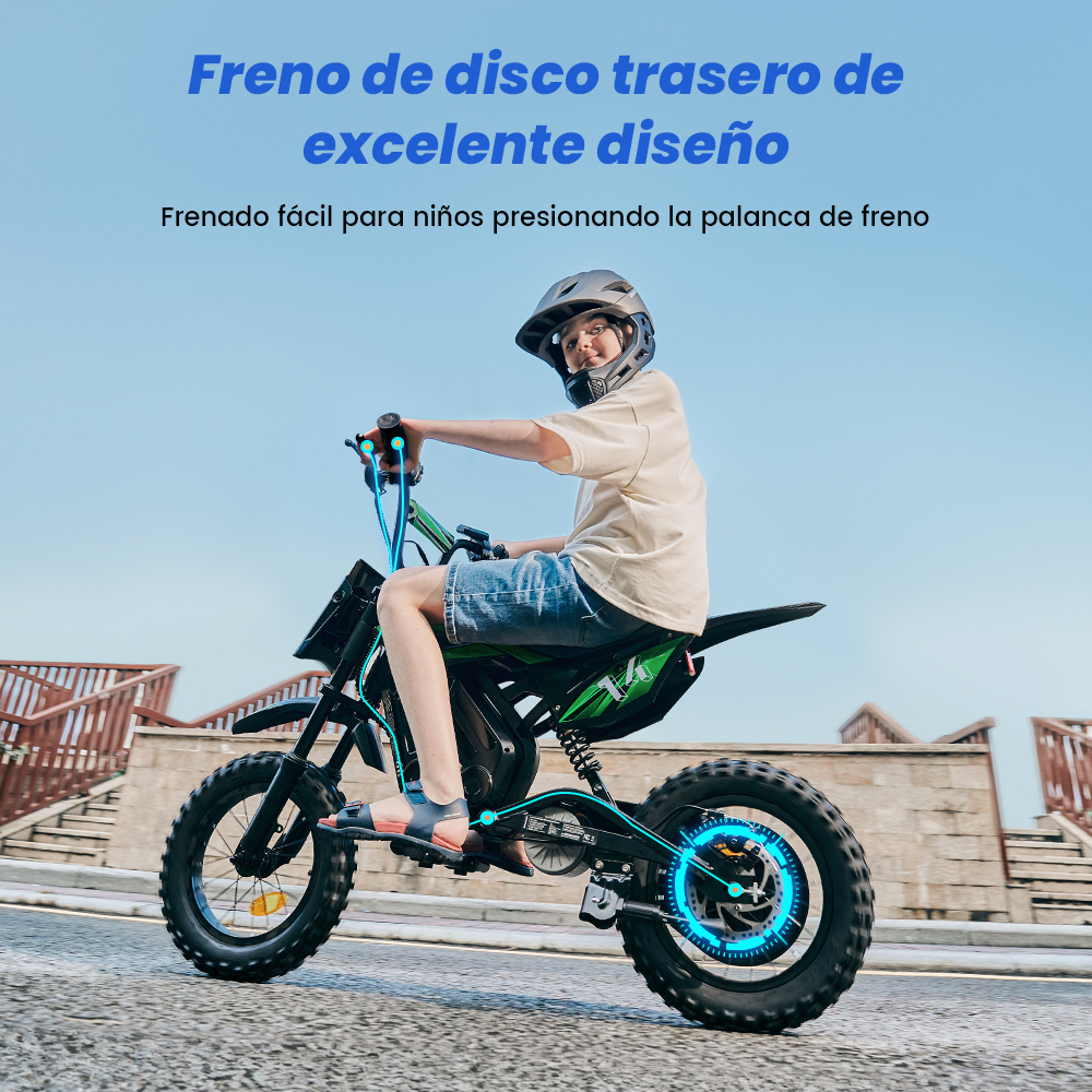 Un niño con casco monta en una minimoto, destacando el freno de disco trasero.