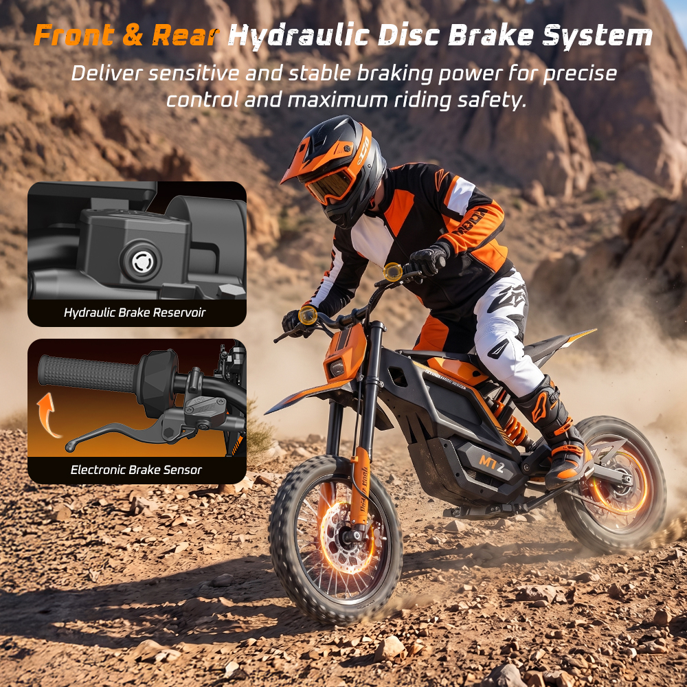 Un motociclista con equipo naranja y negro conduce una moto eléctrica de cross en un sendero rocoso y polvoriento.