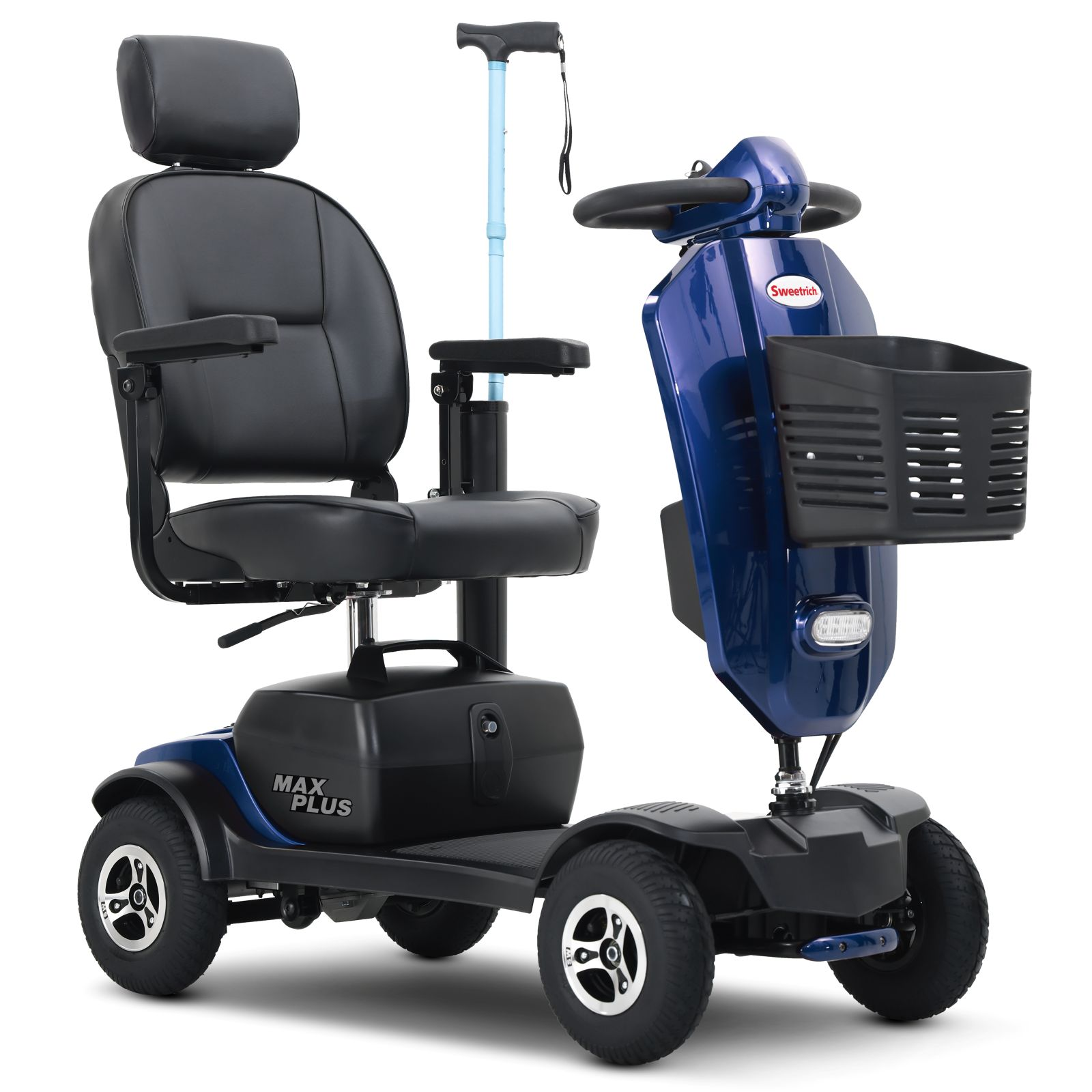 Un scooter de movilidad azul de cuatro ruedas con asiento negro, canasta delantera y bastón azul sobre fondo blanco.