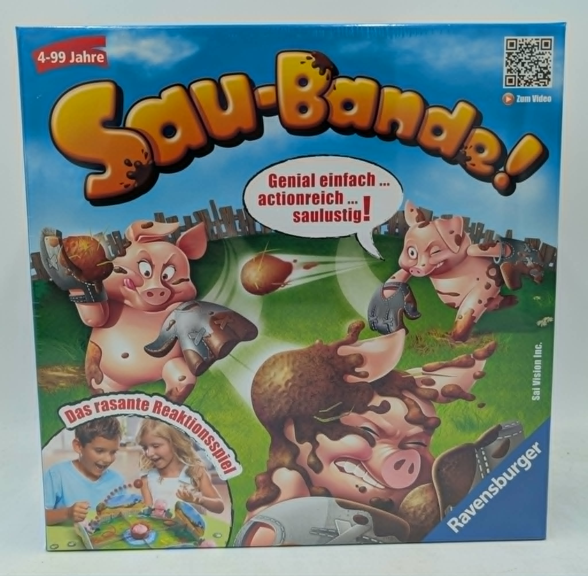 Brettspiel-Cover Sau-Bande mit drei lustigen Schweinen, die Schlamm und Handschuhe werfen, sowie zwei Kindern unten links.