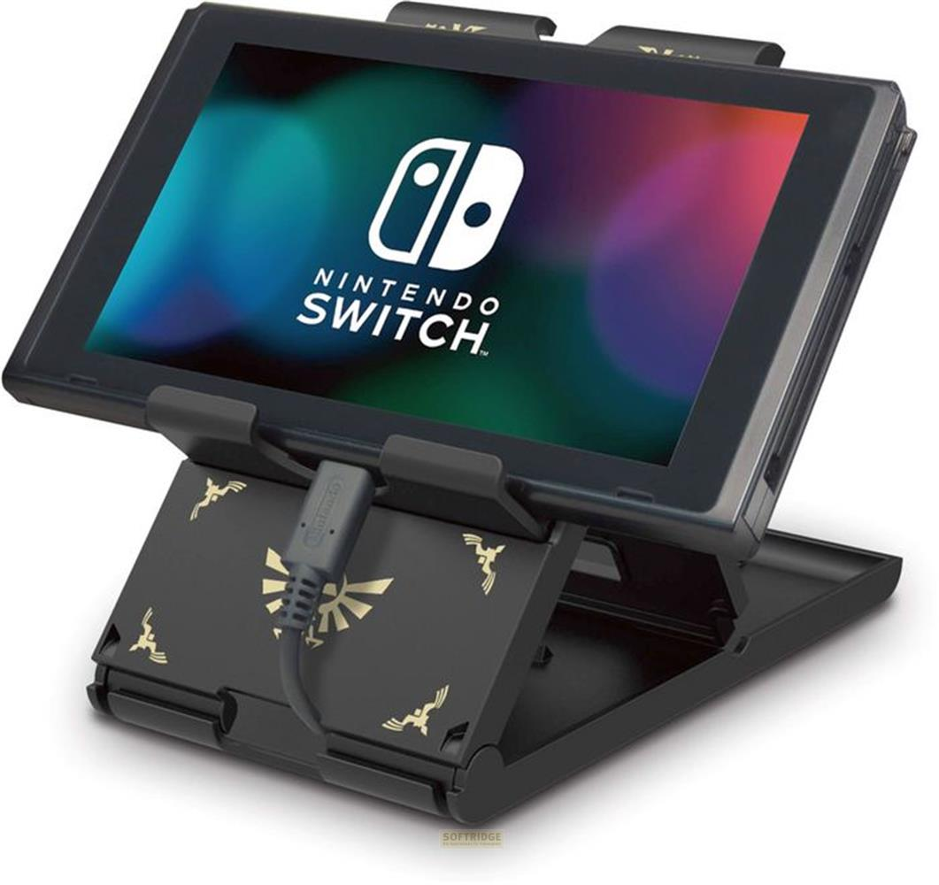 Eine Nintendo Switch Konsole in einem schwarzen Zelda Ständer mit angeschlossenem Ladekabel.