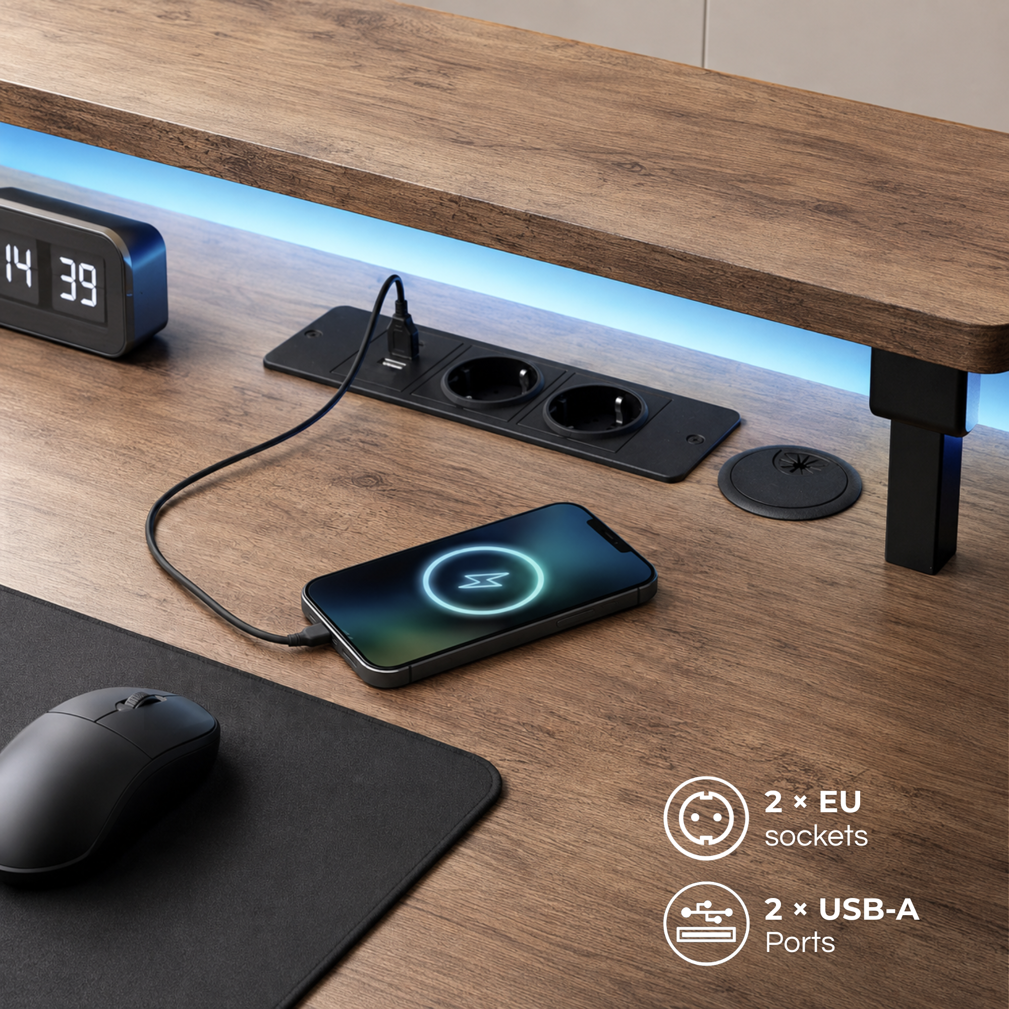 Ein Smartphone lädt auf einem Holztisch mit integrierter Steckdosenleiste und USB-Anschlüssen.