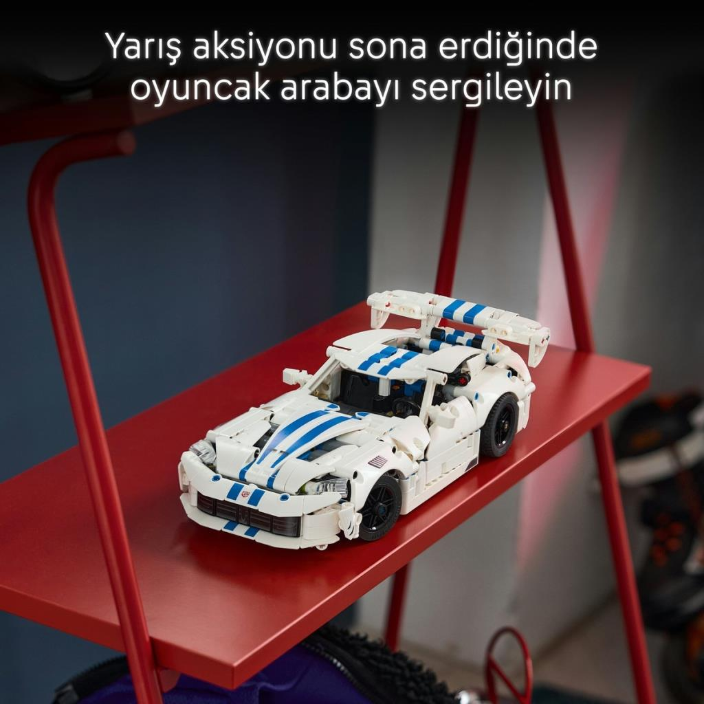 Mavi şeritli beyaz bir Lego araba kırmızı bir rafta duruyor.