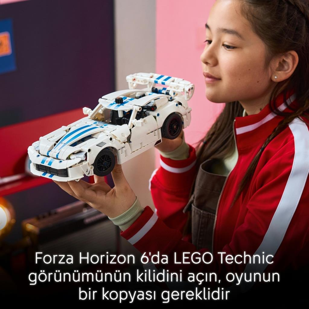 Kırmızı ceketli genç bir kız, beyaz ve mavi bir LEGO Technic spor araba modeli tutuyor.