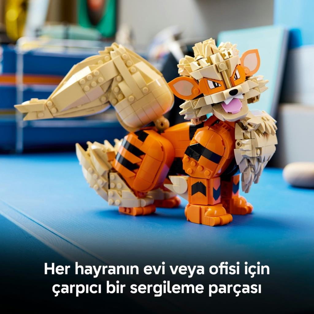 Pokémon Arcanine'in detaylı bir Lego figürü mavi bir yüzey üzerinde, iç mekanda duruyor.