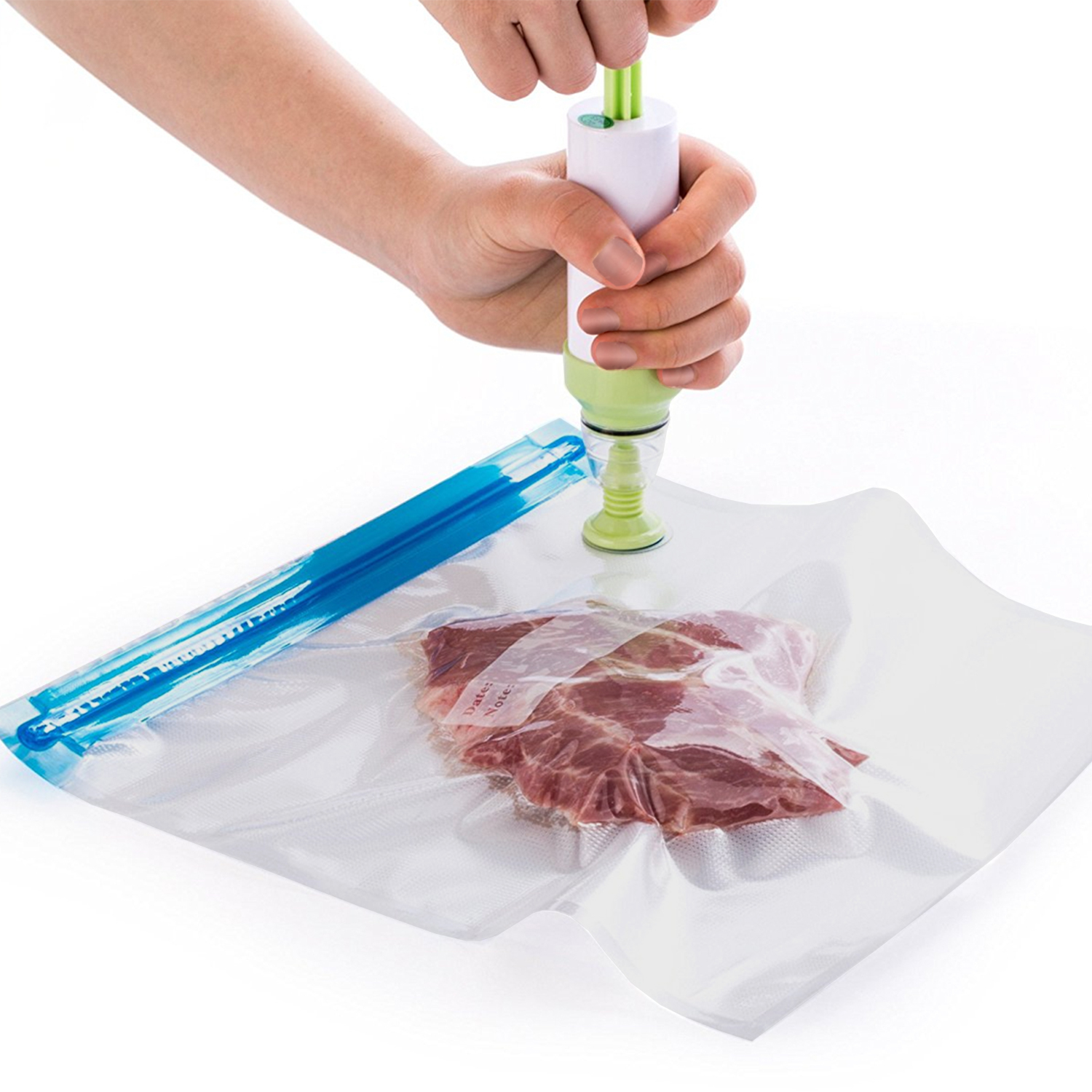 Person benutzt eine Handpumpe, um Luft aus einem Vakuumbeutel mit rohem Fleisch zu saugen.