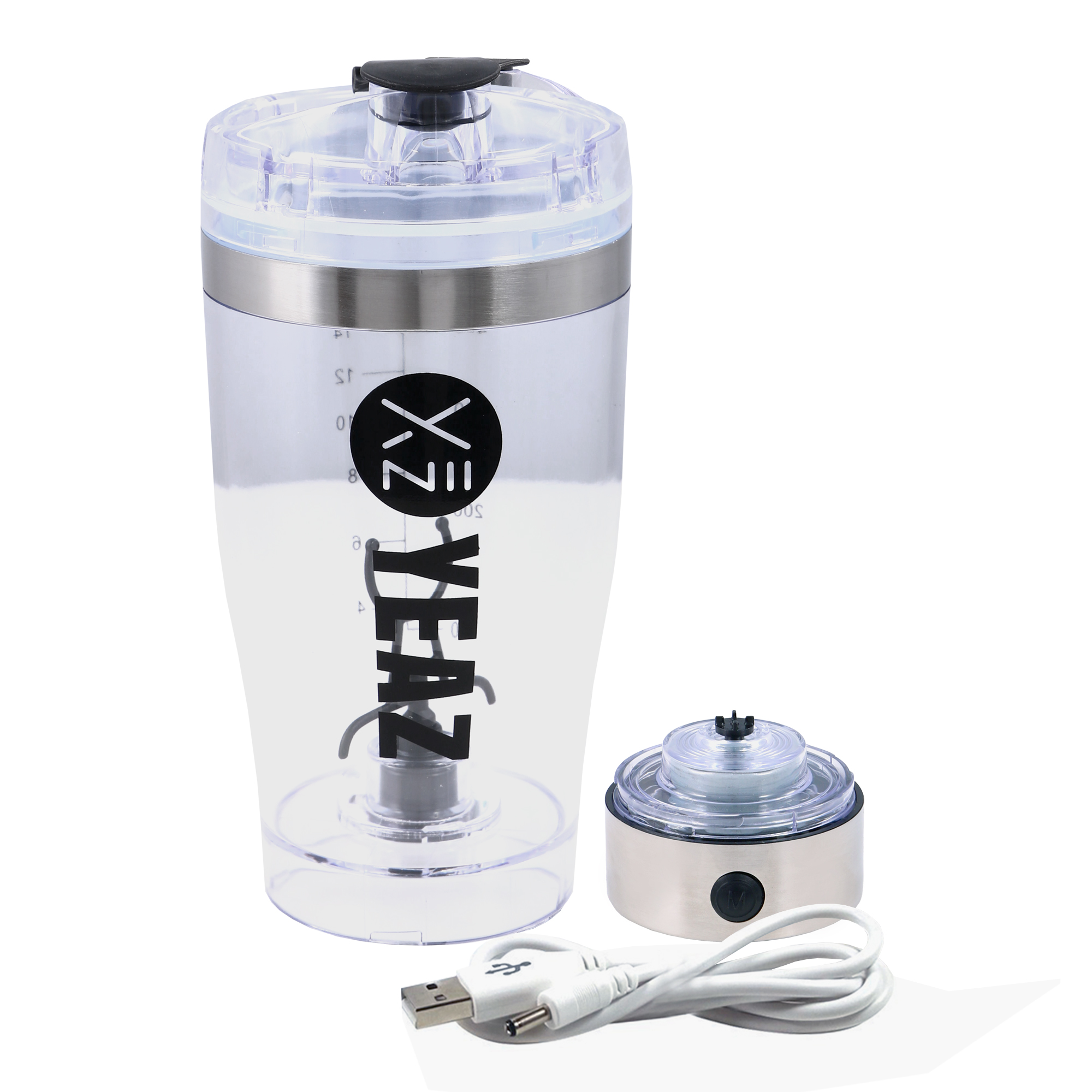 Ein klarer elektrischer Shaker mit schwarzem Logo, separatem Motorfuß und weißem USB-Ladekabel vor weißem Hintergrund.
