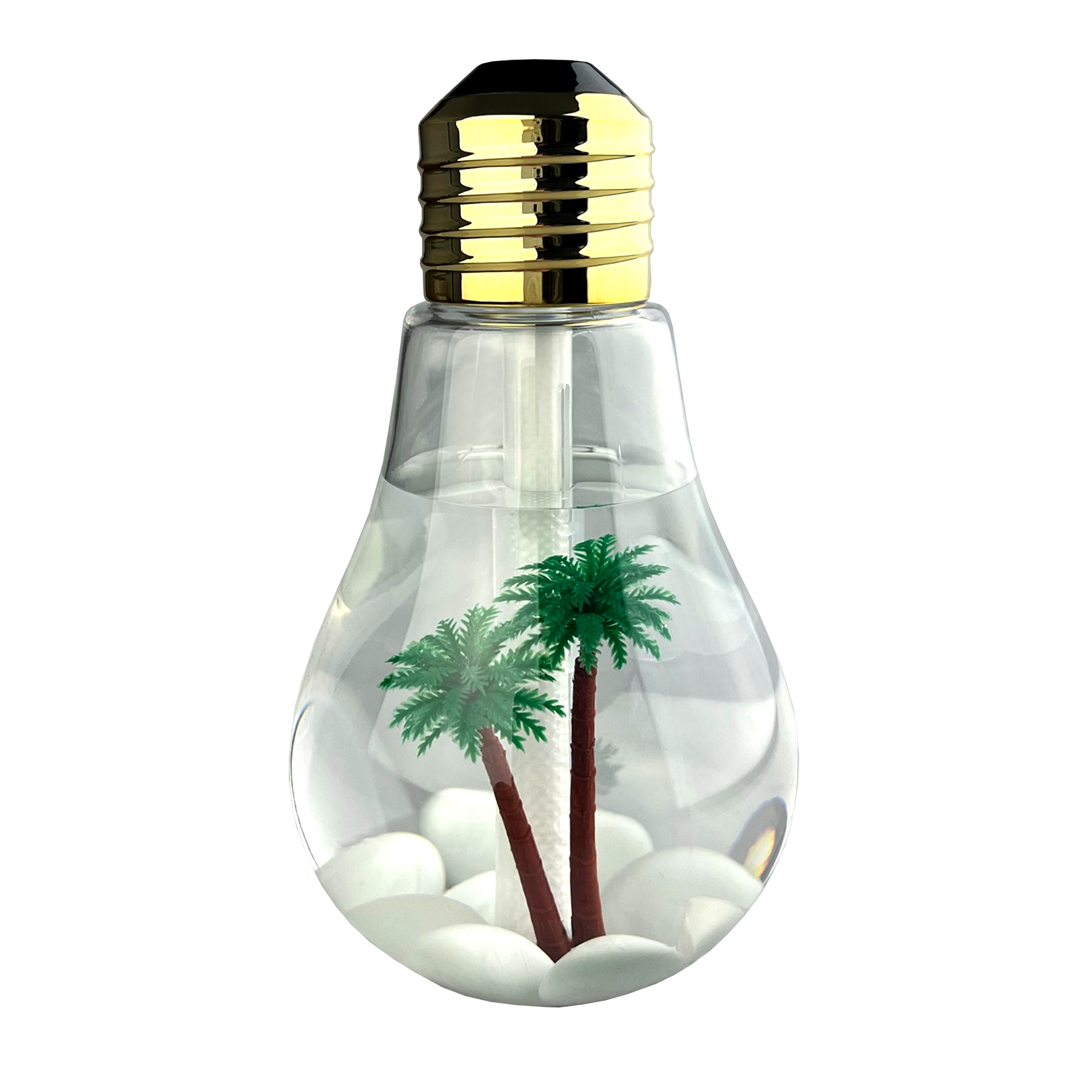 Eine Glühbirne aus Glas mit Wasser, weißen Kieselsteinen und zwei kleinen Palmen im Inneren, mit goldenem Sockel.