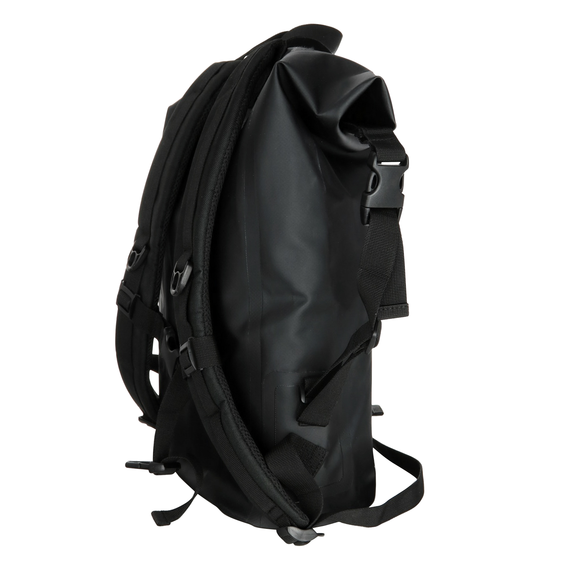 Ein schwarzer, wasserdichter Rucksack in Seitenansicht mit gepolsterten Trägern und Rollverschluss vor schwarzem Hintergrund.