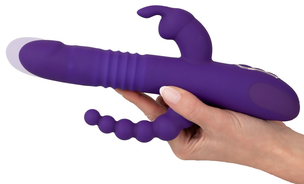 Eine Hand hält einen violetten Silikon-Rabbits-Vibrator mit geripptem Schaft vor weißem Hintergrund.