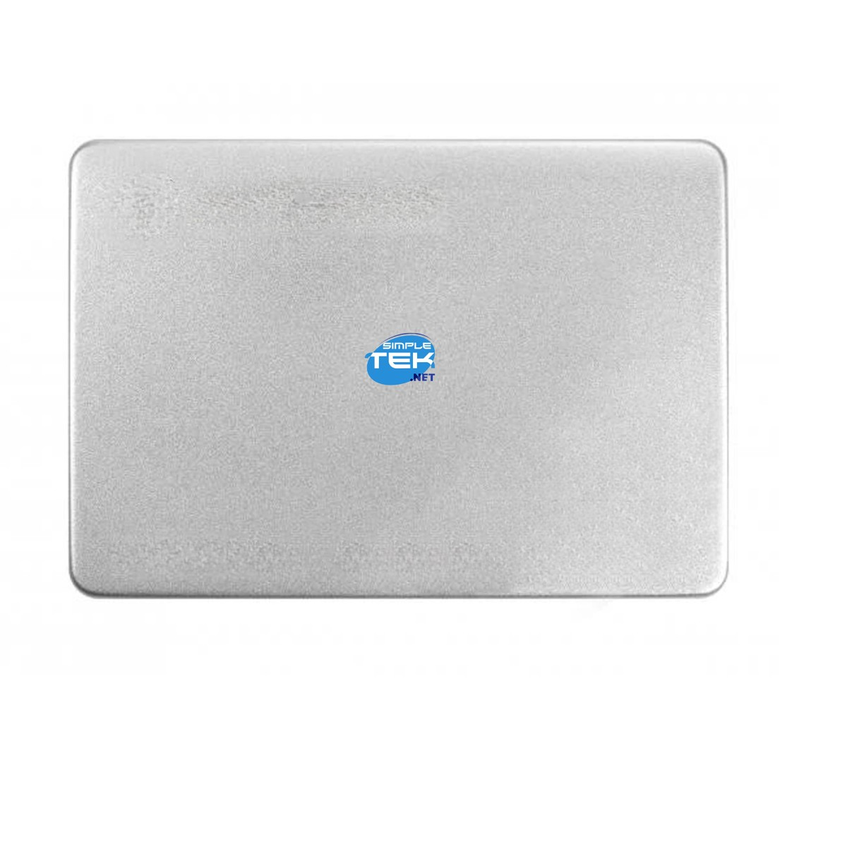 Un coperchio per laptop argento con angoli arrotondati presenta un logo blu Simple Tek .net al centro.
