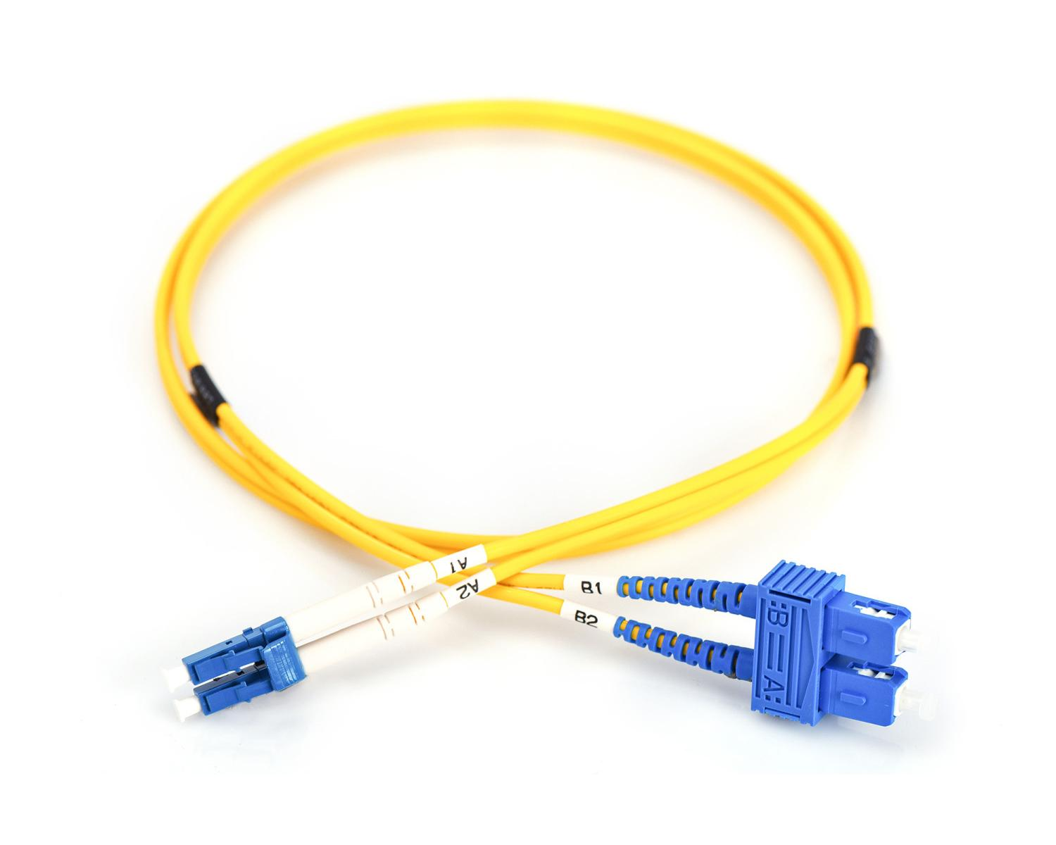 Un cavo in fibra ottica giallo con connettori LC/SC blu e bianchi su sfondo bianco.