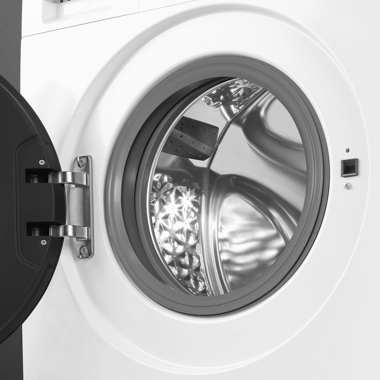 Primo piano di una lavatrice bianca con la porta aperta, che mostra il cestello interno in acciaio inossidabile vuoto.