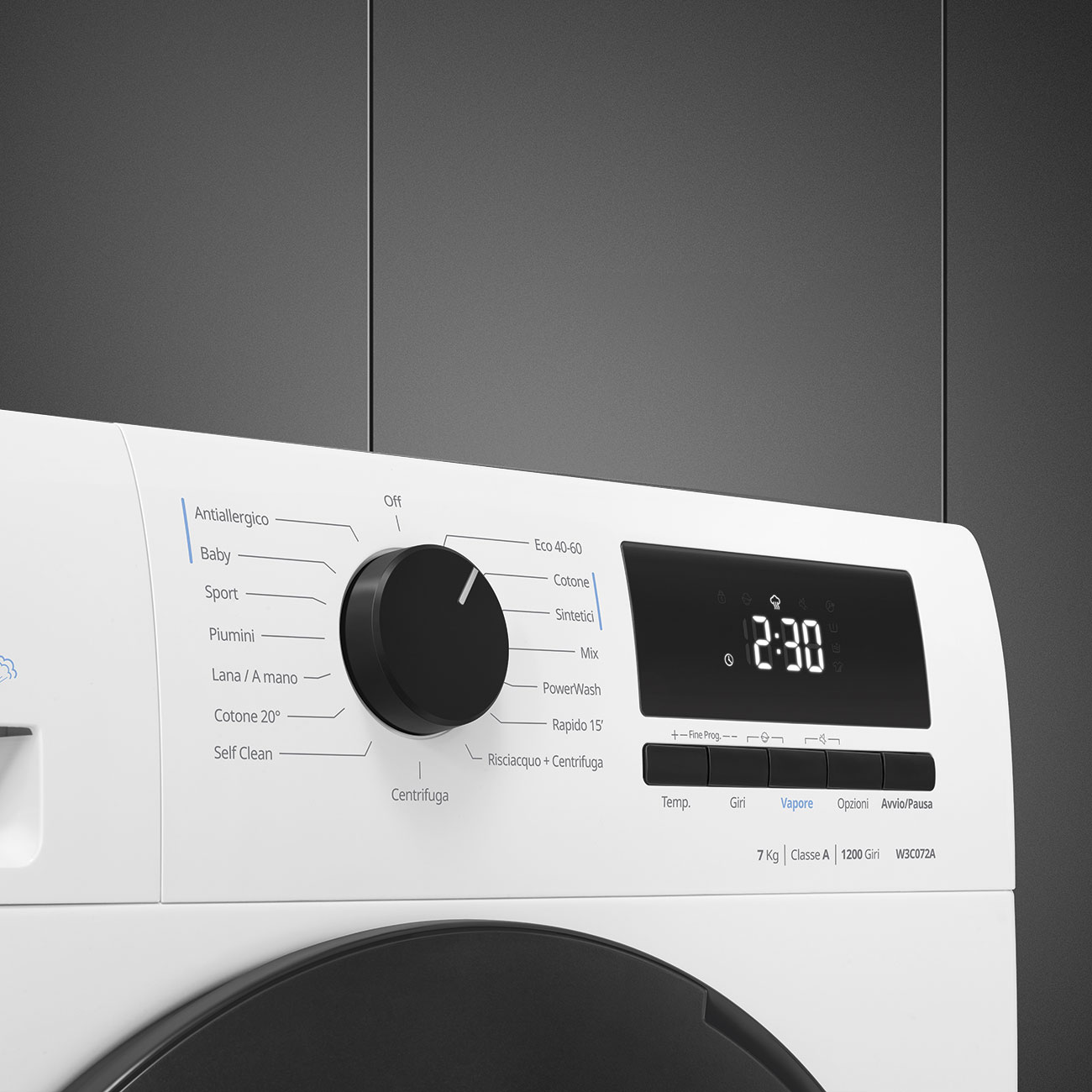 Pannello di controllo di una lavatrice bianca con selettore nero e display digitale.